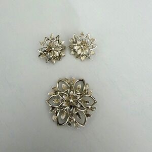 Vintage Sarah Coventry "PETA LURE" Flower GoldTone Brooch, Clip On Earring Set